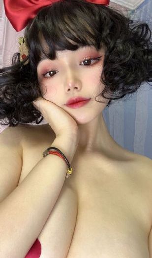 在KTV被四个男的cao_4K免费在线播放